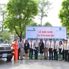 Lãnh đạo Vietcombank trao xe ôtô cho lãnh đạo Bệnh viện Đại học Y dược Thành phố Hồ Chí Minh. (Nguồn: Vietcombank)