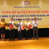 Thống đốc Lê Minh Hưng và Phó Thống đốc Nguyễn Thị Hồng trao quyết định bổ nhiệm 3 Vụ trưởng. (Nguồn: Ngân hàng Nhà nước)