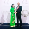 Bà Vũ Thị Bích Thu, Trưởng Văn phòng đại diện tại Singapore của Vietcombank nhận giải thưởng từ lãnh đạo Tạp chí Alpha SEA. (Nguồn: Vietcombank)