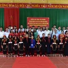 Phó Chủ tịch thường trực Quốc hội Tòng Thị Phóng cùng Đoàn công tác của Quốc hội và lãnh đạo Vietcombank chụp ảnh lưu niệm cùng các thầy cô giáo và các em học sinh trường phổ thông dân tộc nội trú THCS huyện Bắc Sơn. (Nguồn: Vietcombank)