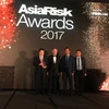 Lãnh đạo BIDV nhận giải thưởng từ lãnh đạo Tạp chí Asia Risk. (Nguồn: BIDV)