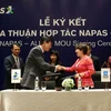 Ông Lê Quốc Hưng, Phó Tổng Giám đốc Phụ trách điều hành NAPAS và bà Zhao Ying, Giám đốc điều hành AliPay ký kết thỏa thuận hợp tác. (Nguồn: NAPAS)