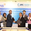 Lãnh đạo IFC và VIB ký kết hợp đồng vay vốn. (Nguồn: VIB)
