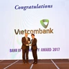 Đại diện Vietcombank, ông Thomas William Tobin – Giám đốc Khối Bán lẻ (bên trái) nhận giải thưởng từ Ban tổ chức. (Nguồn: Vietcombank)