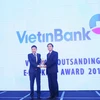 Đại diện VietinBank nhận giải thưởng “Ngân hàng Điện tử tiêu biểu nhất năm 2017”. (Nguồn: VietinBank)