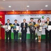 Các lãnh đạo được bổ nhiệm chụp ảnh lưu niệm cùng Phó Thống đốc NHNN Đào Minh Tú. (Nguồn: Vietcombank)