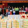 Lãnh đạo Vietcombank tặng quà Trung tâm nuôi dưỡng người già và trẻ tàn tật Thụy An. (Nguồn: Vietcombank)
