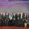 Phó Thống đốc NHNN Nguyễn Kim Anh (thứ 5 từ phải sang) chúc mừng VietinBank nhận 3 giải thưởng lớn. (Nguồn: VietinBank)