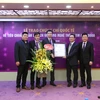 Ông Quách Thạch Thi – Giám đốc ISC Việt Nam (thứ 2 từ trái sang) trao chứng chỉ quốc tế ISO 20000 cho TPBank. (Nguồn: TPBank)