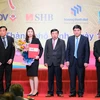 Lãnh đạo SHB Nghệ An trao thỏa thuận hợp tác cấp gói tín dụng với hạn mức 100 tỷ đồng cho Công ty CP Phát triển đô thị Vinh. (Nguồn: SHB)