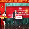 Lãnh đạo Agribank trao thưởng cho khách hàng Trần Thị Lê. (Nguồn: Agribank)