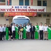 Lãnh đạo Vietcombank Huế và lãnh đạo Bệnh viện Trung ương Huế chụp hình lưu niệm tại buổi lễ bàn giao xe. (Nguồn: Vietcombank)