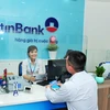 Khách hàng giao dịch tại VietinBank. (Nguồn: VietinBank)