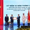 Phó Thủ tướng Chính phủ Vương Đình Huệ trao Huân chương Lao động hạng Nhất cho lãnh đạo Vietcombank. (Nguồn: Vietcombank)