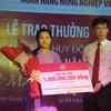 bà Vũ Thị Ngọc, khách hàng gửi tiền tại Agribank chi nhánh Hoài Nhơn, Bình Định nhận giải đặc biệt. (Nguồn: Agribank)