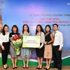 Đại diện Vietcombank trao giải Kim Cương cho khách hàng may mắn giành giải của Chương trình. (Nguồn: Vietcombank)