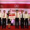 Lãnh đạo Agribank trao giải cho khách hàng trúng giải đặc biệt lần thứ 2. (Nguồn: Agribank)