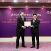 Lãnh đạo IFC trao chứng nhận cho lãnh đạo TPBank. (Nguồn: TPBank)