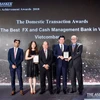 Lãnh đạo Vietcombank nhận giải từ Ban tổ chức. (Nguồn: Vietcombank)