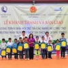 Lãnh đạo Quỹ Bảo trợ trẻ em Việt Nam và Vietcombank trao quà cho các em học sinh. (Nguồn: Vietcombank)