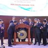 Chủ tịch HĐQT Hồ Hùng Anh đánh tiếng cồng chào mừng cổ phiếu TCB chính thức "chào sàn" HOSE. (Nguồn: Techcombank)