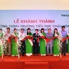 Các đại biểu cắt băng khánh thành Trường tiểu học Châu Hòa. (Nguồn: Vietcombank)