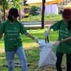 Tình nguyện viên tham gia nhặt rác thải trong Ngày Trái Đất năm 2018. (Ảnh Xuân Dự/TTXVN)