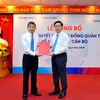 Tổng Giám đốc Lê Đức Thọ đại diện HĐQT trao Nghị quyết cho ông Cát Quang Dương (bên trái). (Nguồn: VietinBank)
