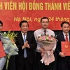 Phó Thống đốc Nguyễn Kim Anh trao Quyết định và tặng hoa chúc mừng các đồng chí được bổ nhiệm. (Nguồn: Ngân hàng Nhà nước)