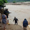 Tìm kiếm người mất tích do mưa lũ tại Yên Bái. (Ảnh: Tuấn Anh/TTXVN)