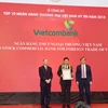 Ông Phạm Mạnh Thắng – Phó Tổng Giám đốc Vietcombank (giữa) nhận giải thưởng từ ban tổ chức. (Nguồn: Vietcombank)