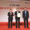 Lãnh đạo HDBank nhận giải thưởng từ Ban tổ chức. (Nguồn: HDBank)