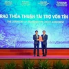 Đại diện Vietcombank, ông Nghiêm Xuân Thành – Chủ tịch HĐQT (bên trái) trao bản thỏa thuận nguyên tắc thu xếp vốn đối với dự án Nhà máy nhiệt điện Quảng Trạch 1 cho đại diện Tập đoàn Điện lực Việt Nam. (Nguồn: Vietcombank)