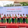 Các đại biểu tham gia cắt băng khánh thành công trình Trường mẫu giáo Phú Vĩnh 2. (Nguồn: Vietcombank)