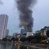 Cháy tại ngôi nhà 3 tầng trên phố Đê La Thành (Ảnh: Bách Trần/Vietnam+)