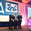 Đại diện Vietcombank, ông Nguyễn Mạnh Hùng - Ủy viên Hội đồng quản trị (đứng giữa) nhận giải thưởng do Tạp chí Asiamoney trao tặng. (Nguồn: Vietcombank)