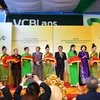 Các đại biểu cắt băng khai trương ngân hàng Vietcombank Lào. (Ảnh: T.H/Vietnam+)