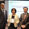 Đại diện Vietcombank giải thưởng do Tạp chí The Asian Banker trao tặng. (Nguồn: CTV) 