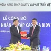 Thống đốc NHNN Lê Minh Hưng trao quyết định giao ông Phan Đức Tú là người đại diện 40% phần vốn góp của Nhà nước tại BIDV. (Nguồn: BIDV)