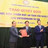 Đại diện NHNN trao quyết định cho lãnh đạo Vietcombank. (Nguồn: CTV)