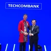 Lãnh đạo Techcombank nhận giải thưởng từ Giám đốc châu Á Thái Bình Dương của Visa. (Nguồn: CTV)