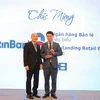 Lãnh đạo VietinBank nhận giải từ ban tổ chức. (Nguồn: CTV)