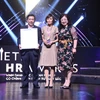 Phó Tổng Giám đốc Nguyễn Hoàng Dũng đại diện VietinBank nhận giải thưởng Vietnam HR Awards 2018. (Nguồn: CTV)