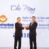 Ông Dương Công Toàn (phải), thành viên HĐQT LienVietPostBank đại diện nhận cúp của ban tổ chức. (Nguồn: CTV)