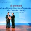 Chủ tịch HĐQT VietinBank Lê Đức Thọ trao Quyết định bổ nhiệm chức vụ Tổng Giám đốc VietinBank cho ông Trần Minh Bình (trái). (Nguồn: CTV)