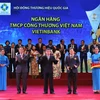 Ông Cát Quang Dương (giữa) đại diện VietinBank nhận giải Thương hiệu Quốc gia năm 2018. (Nguồn: CTV)