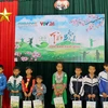 Bà Phạm Thị Hiền, Phó Tống giám đốc ABBANK tặng quà cho các em nhỏ. (Nguồn: CTV)