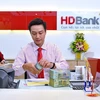 Giao dịch tại HDBank. (Ảnh: CTV)