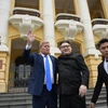 Howard X (người đóng giả ông Kim Jong-un) và người đóng giả Trump, liên tục bắt tay nhau và không ngừng tươi cười. (Ảnh: Minh Sơn/Vietnam+)