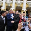 Cặp đôi 'Trump-Kim Jong-un' tươi cười chụp ảnh cùng người dân Hà Nội